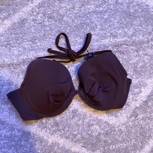 En snygg bikini topp - En super snygg brun bikini topp från Lindex . As cool och jätte bekväm . Super snygg till sommaren 