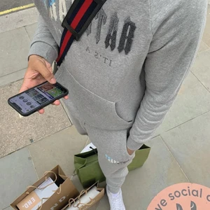 TRAPSTAR  CHENILLE DECODED HOODIE - Trapstar Chenille Decoded Hoodie dress i storlek M. Säljer byxorna och hoodien för 1000 kronor. Båda två är i storlek M.