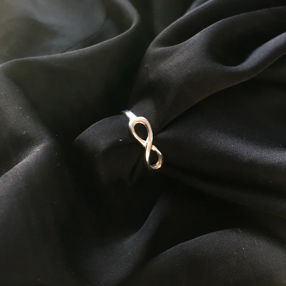 Superfin silver ring. Aldrig använd, endast testad! Säljer för 10kr + frakt💞. Accessoarer.