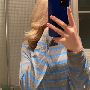 Randig tröja - Jätte skön och snygg grå/blå randig tröja ifrån zara. Köpt för några månader sen men nästan aldrig använd, perfekt skick. 