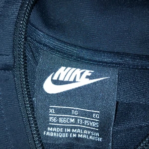 Nike zip up  - Jag säljer min Nike zip up som jag köpte för något år sen och den har bara blivit använd ett fåtal gånger. Den är strl xl i barn strl 156 - 166 CM. Den är i fint skick
