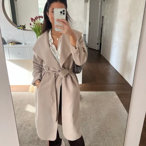 Beige kappa  - Så fin vårig beige kappa, köpt för något år sedan men knappt använd 🥰 Vet tyvärr inte vad det är för märke på den då det inte står på lappen i den heller! Hör av er om ni är intresserad eller för mer bilder ☺️
