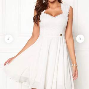 Säljer min vita klänning endast använd en gång, passar perfekt till skolavslutning eller student, ordinarie pris 499kr, köparen står för frakt 