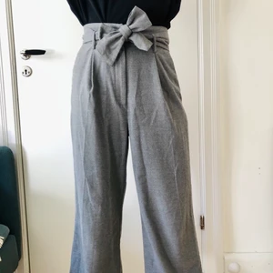 Hög midja mjuka kostymbyxor strl 36 - Otroligt sköna och snygga byxor med hög midja och avtagbart skärp. Lite tjockare material och väldigt mjuka. Något kortare modell. Kan även passa strl 38. Fint skick!