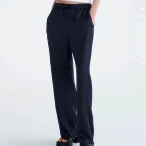 Kostymbyxa glättad i satin - Intressekoll på dessa i S💙