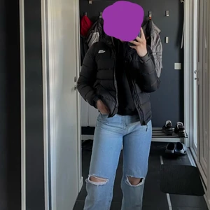 Helt ny North Face vårjacka - Hej! Säljer en helt ny, svart North Face (dam) vårjacka i storlek xs. Fast den passar dig som har S också. Anledningen till att jag säljer är för att returtiden har gått ut och jag inte kan återlämna den. Hade planerat att använda den nu till vår, men insåg att det inte riktigt var min stil, så den är endast testad! Låda, lapp och allting är med!💜 köpt för 3100kr, jag säljer för 1200. Billigare vid snabb och smidig affär 💜💜 bilderna på passformen är lånade från min kompis som har likadan. 