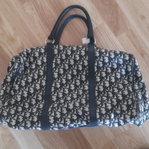 Dior 2000s väska  - En dior 2000s väska som är köpt för 5500 och vill sälja för 4000 / bud / trade. DM mig om du är intresserad ♡