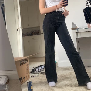 Svarta/mörkgrå jeans - Säljer nu mina fina svarta jeans från zara. De är köpta för några månader sen och väl använda men ser precis likadana ut som när jag köpte de. Har klippt av ungefär 2cm längst ner då Zara jeans är anpassade för väldigt långa människor, och nu är nästan perfekta på mig som är 165 (lite långa). Helt slutsålda i alla storlekar på deras hemsida. 