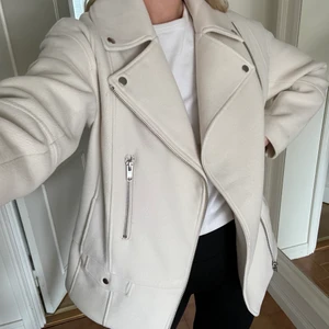 Bikerjacket - Beige bikerjacka från HM i storlek XS. Den är oversized i modellen så skulle säga att den passar allt från XS-M beroende på hur man vill att den sitter🤍 