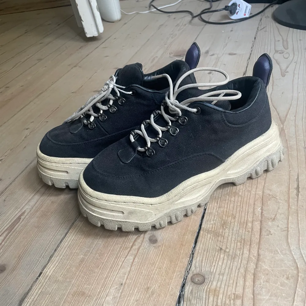 Eytys chunky sneakers i deras modell ”Angel”. Storlek 39. i bra skick men ett av skosnörena är lite defekt så hade kunnat bytas för en liten slant. Inköpta för ca 2500 säljer för 500. Skor.