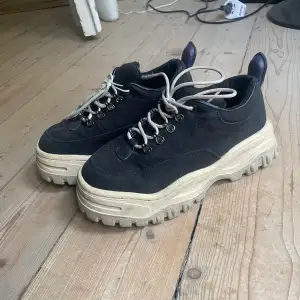 Eytys chunky sneakers i deras modell ”Angel”. Storlek 39. i bra skick men ett av skosnörena är lite defekt så hade kunnat bytas för en liten slant. Inköpta för ca 2500 säljer för 500