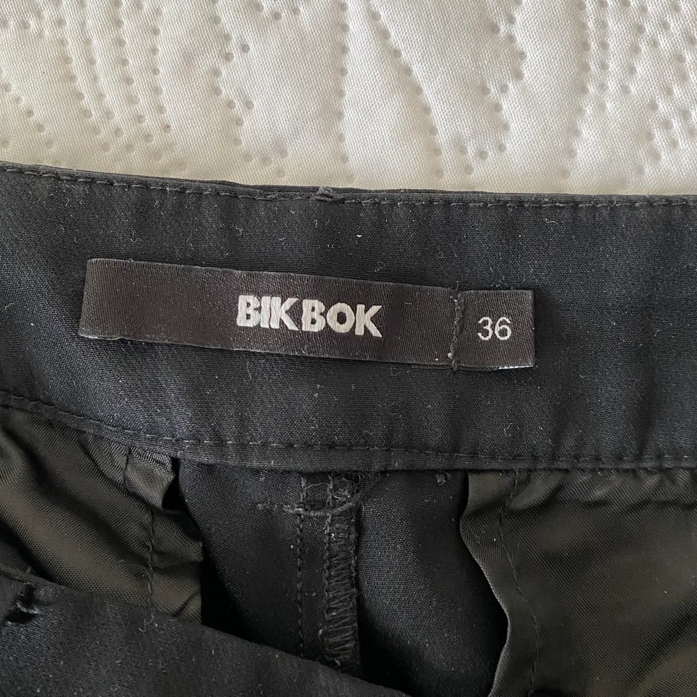 Snygga utsvängda kostymbyxor från BIKBOK. rätt stretchiga i materialet, storlek 36!. Jeans & Byxor.
