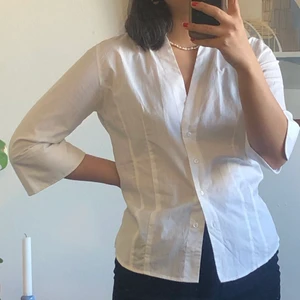 Vit skjorta storlek xs / 36 - Supersnygg rak modell, smått figursydd. Köpt i Berlin second hand. Inga defekter!