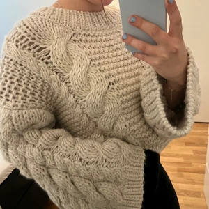 Stickad mysig tröja från NAKD - Jätte mysig oversized stickad tröja från NAKD ,storlek S/M aldrig använd.