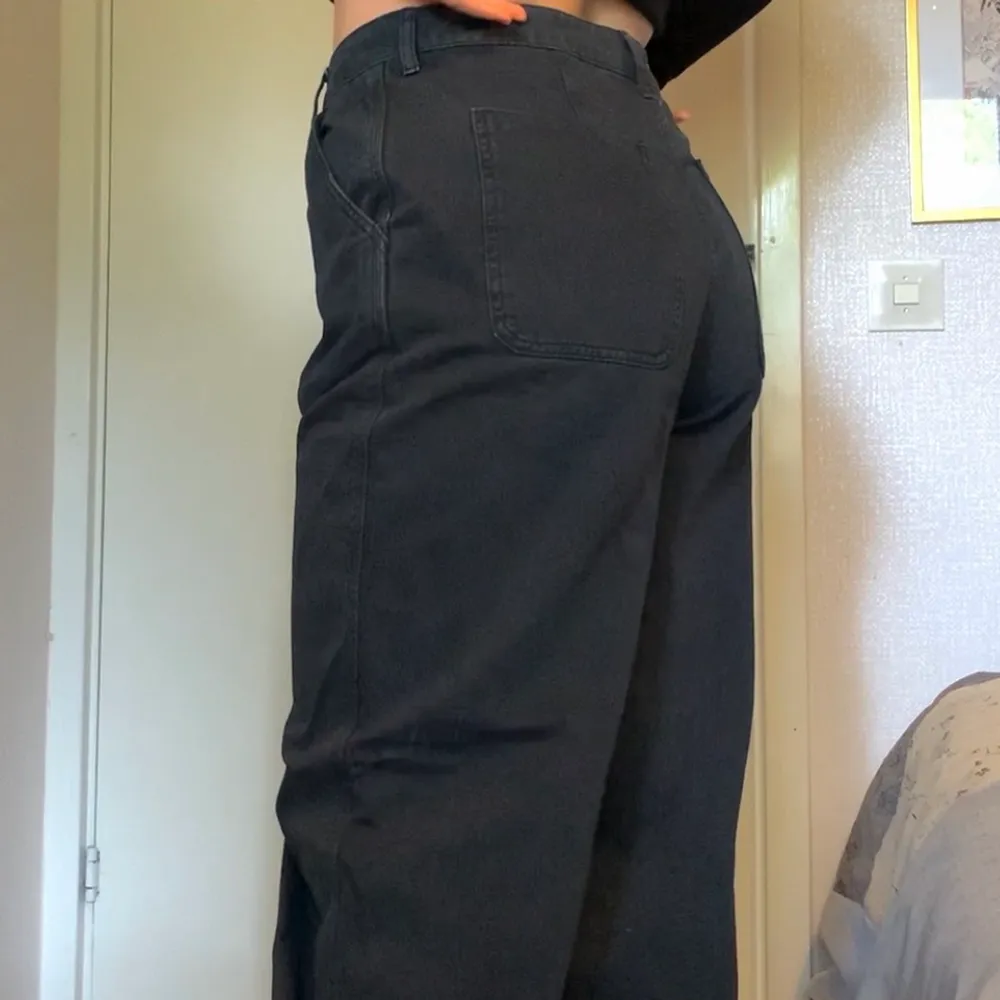 Från Asos ett par superbaggy chinos i tall-modell. Klippt av i längden lite då de var extremt långa (fortf långa). . Jeans & Byxor.