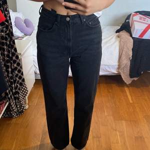 Svarta högmidjade mellanbreda jeans, storleken w29 l30. Jeansen har använts ca 5-7 gånger. Skriv privat angående frågor om passformen 