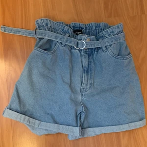 Shorts i nyskick - Shorts storlek M med ”inbyggt skärp” i midjan. Endast använda en gång, så i nyskick. Säljer pga att de är lite för stora på mig:( annars väldigt sköna och fina shorts. Köparen står för ev frakt. 