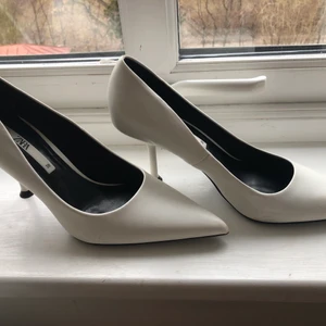 Zara klackar  - Säljer dessa vita stiletto klackar från Zara storlek 38. Tyvärr för stora för mig. Använda 1 gång. 