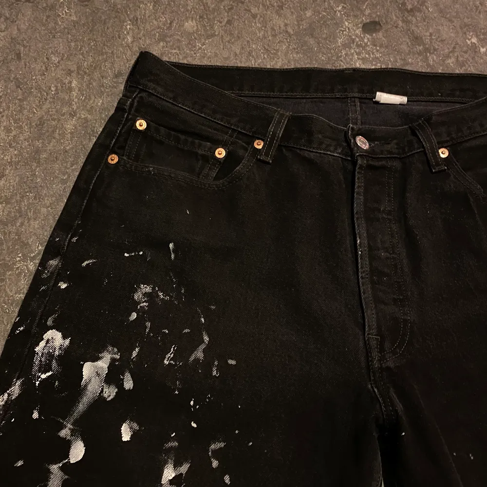 Levi’s feta som fan. Straight baggy fit. Passar typ 34. Paint splatter över hela. . Jeans & Byxor.