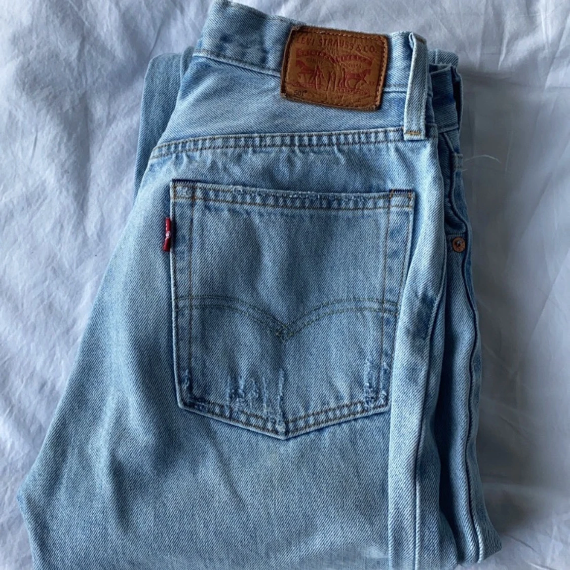 Ljusblåa levis jeans  - 90