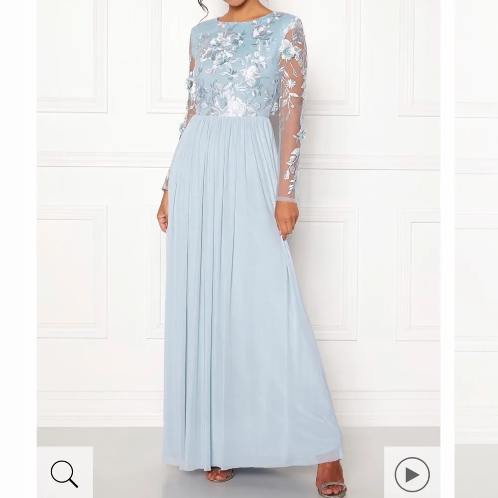 Säljer denna fina klänning! Perfekt till vårens val eller bröllop. Använd en gång så den är i nyskick. Storlek 36. . Klänningar.