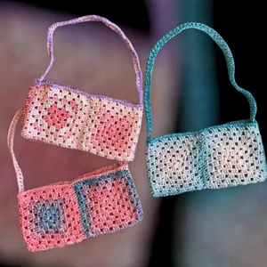 Virkade baguette bags - Se @birgittasbalaclavas på Instagram för mer 💜