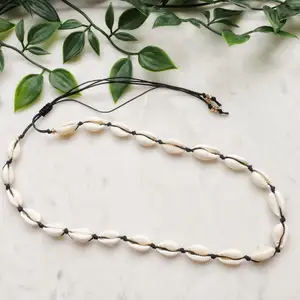Handgjorda halsband gjorda av snäckor, perfekt för sommar!  On du vill köpa kontakta med mig eller du kan göra det direkt genom min hemsidan. Du kan också välja färg på tråden.   egnajewelry.com