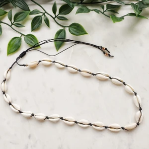 Snäckor halsband  - Handgjorda halsband gjorda av snäckor, perfekt för sommar!  On du vill köpa kontakta med mig eller du kan göra det direkt genom min hemsidan. Du kan också välja färg på tråden.   egnajewelry.com