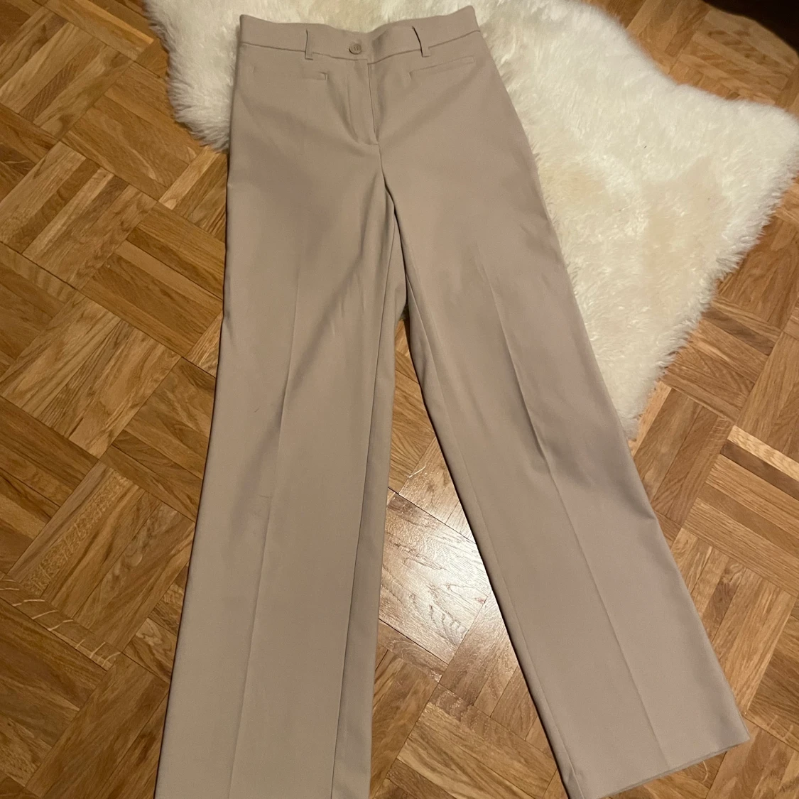 Monki, Beiga kostymbyxor, stl 36 - 90