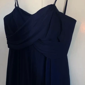 Balklänning - Superfin marinblå balklänning från hm som bara använts en gång, så i toppskick verkligen! Inköpt på hm för ca 3 år sedan, för ca 600 kr, säljer nu för 250 kr. Det är storlek 36, men kan nog passa en liten 38 oxå! Önskas fler bilder är det bara att höra av sig så löser jag det! Köparen står för frakten🙂 Kan även mötas upp i Hässleholm om så önskas, finns att hämta i Vittsjö annars. Pris kan diskuteras vid snabb affär. 