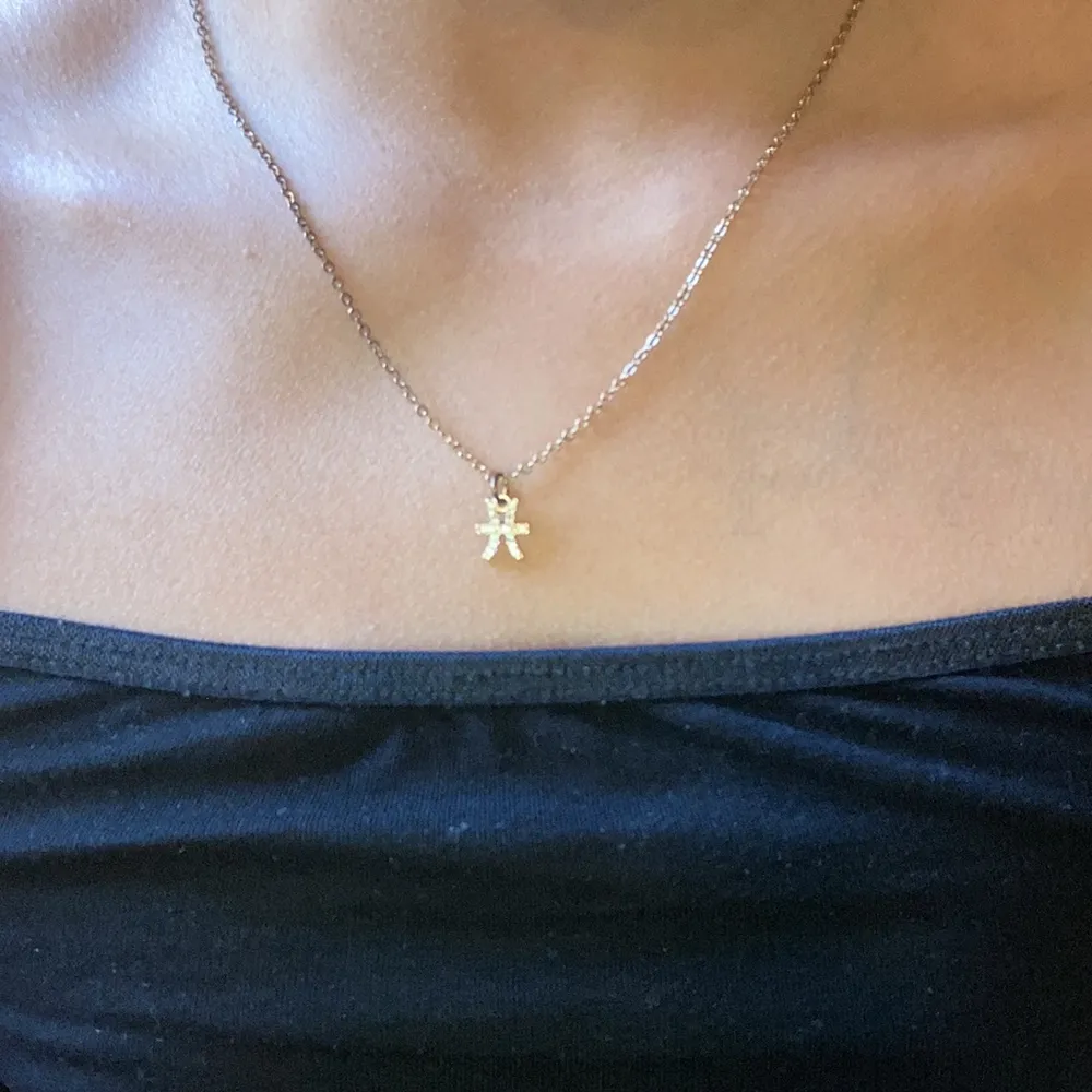 Ett brons färgat halsband med stjärntecken på♓️ säljer då jag inte använder det något mer💗. Accessoarer.