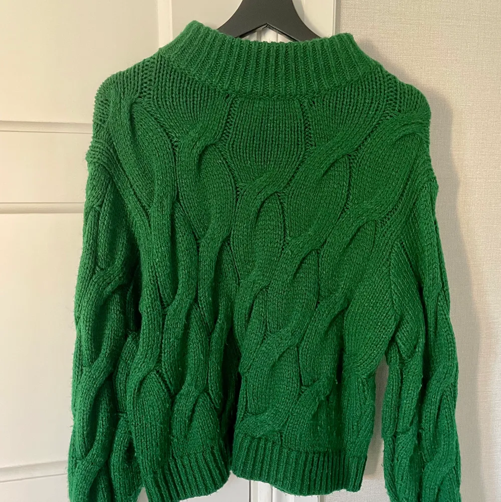 Kabelstickad tröja i mörkgrönt från H&M. Tröjor & Koftor.