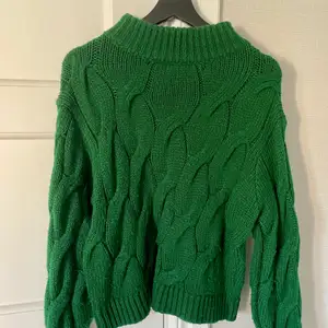 Kabelstickad tröja i mörkgrönt från H&M