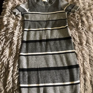 Zara ribbad klänning - Fin zara klänning i storlek M, stretchig fint skick som ny!