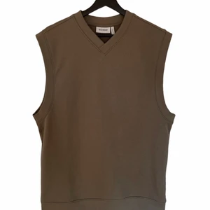 Väst Strl: S - Olivgrön weekday väst i storlek S. Nyskick, oanvänd