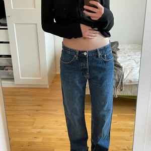 Zara midwaist full length jeans - Säljer dessa skitsnygga och trendiga zarajeans i midwaist  modellen som ej går att köpa längre. Storlek 40 så sitter lite lågmidjat på mig som vanligvis har mindre storlek. Köpta för 400 och knappt använda❤️‍🔥❤️‍🔥