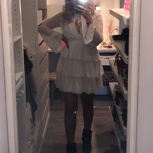 Klänning - Klänning från NA-KD perfekt nu till studenten eller skolavslutning✨ endast ansvänd under ett tillfälle