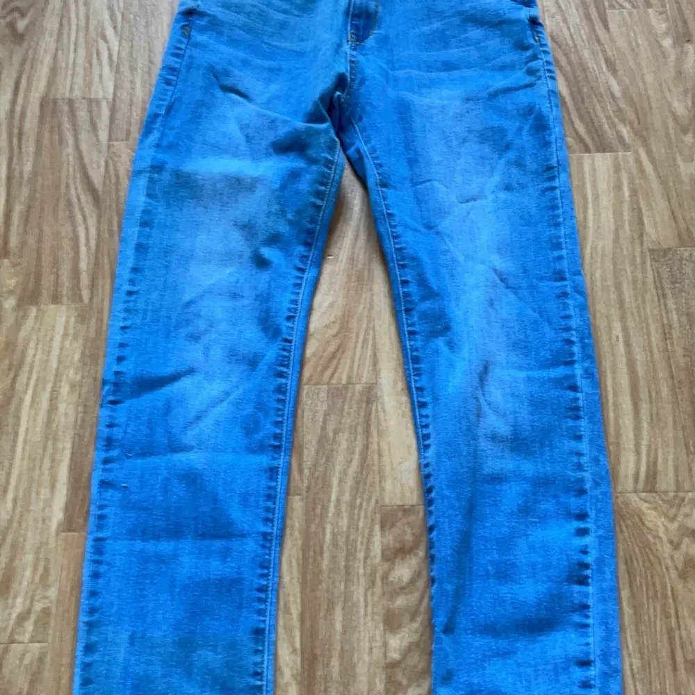Oanvända ljus blåa jeans inköpta på ullared för 199kr men säljes för 30 därav att det är avklippa i benen för att bli kortare. Köpta på pojkavdelningen men funkar lika bra på tjejer. Kom privat för mer information . Jeans & Byxor.