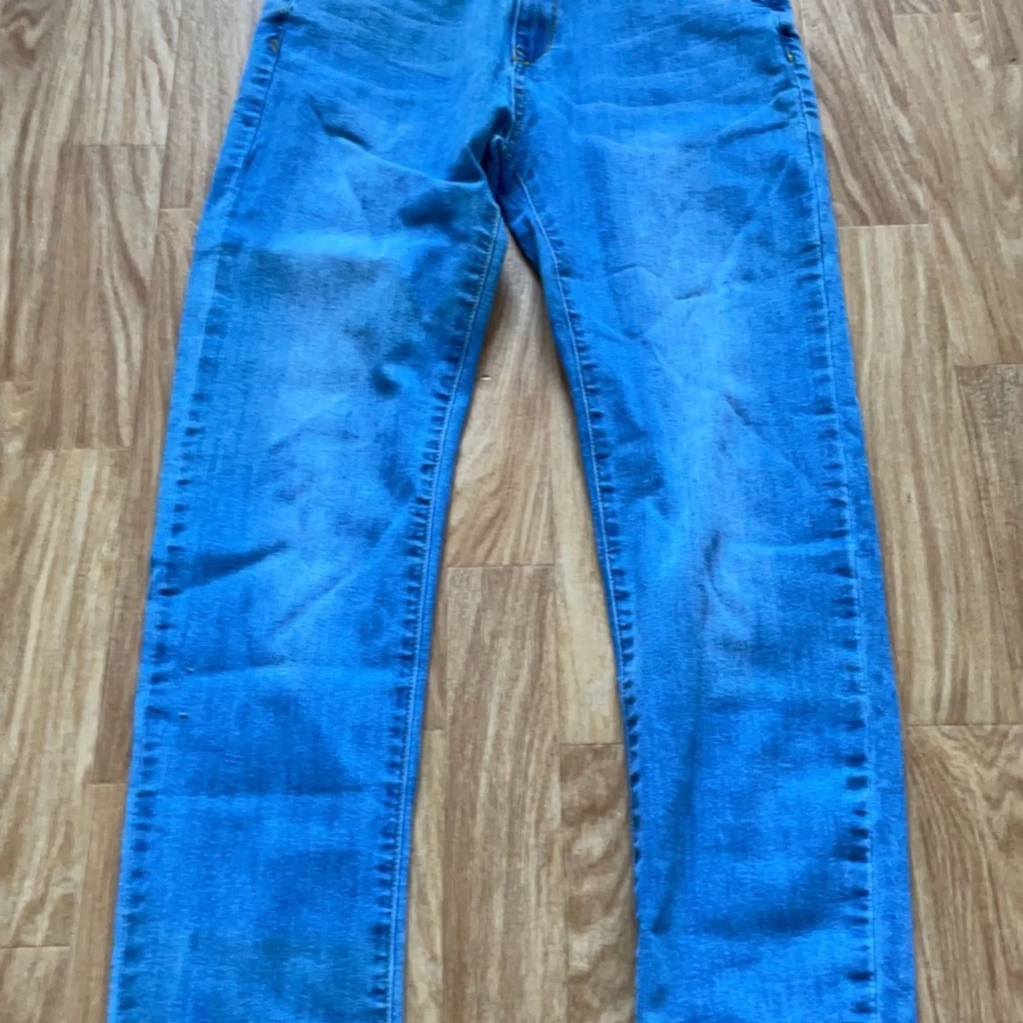 Oanvända Ljus blåa jeans strl 170 