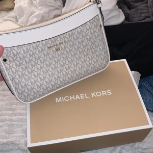 Väska - Säljer en helt ny MK väska som är äkta ( kvitto finns ) ord pris var ca 2500kr säljer den för 1500kr. Alla tillbehör tillkommer ! 