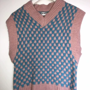 Stickad väst - Säljer en superfin stickad väst, köpt från CIDER. Aldrig använd och prislappen är kvar, säljer pga att den sitter dåligt på mig. Det är strl L men passar M också. Köparen står för frakten!