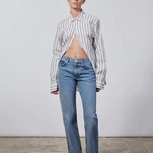 Jeans från zara - Säljer dessa slutsålda jeans ifrån zara i storlek 34 då det inte passar mig längre! Nypris är 399kr men jag säljer det för 200kr. Använd ett fåtal gånger