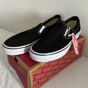 Vans Classon slip-on black - Helt nya skor aldrig använda, fick fel i leveransen och hann aldrig skicka tillbaka dem. 