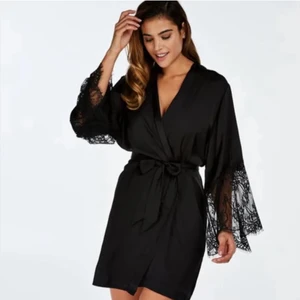 Kimono - Säljer min Svarta Kimono från Hunkemöller i storlek xs/s då den inte kommer till användning längre. Har inte använt den så mycket så den är i bra skick. Nypris 499kr