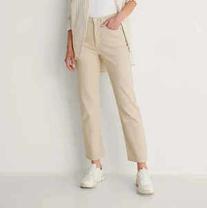 NA-KD beiga jeans - Ett par beiga jeans från NA-KD i storlek 38, använda en gång och tyvärr för stora för mig, men perfekt nu under våren och sommaren 🤍