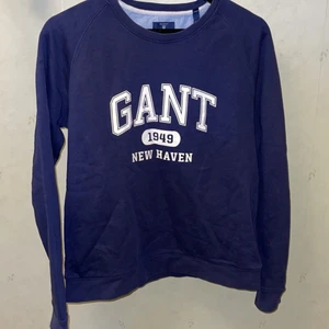 Gant sweatshirt stl M - Mycket fin Gant sweatshirt sparsamt använd. Nypris 999 säljes för 200 + frakt. Kan tänka mig att gå ner i pris vid snabb affär. Om ni har någon fråga är det bara att höra av sig💓