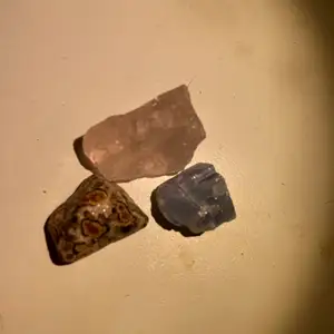 Budgivning på 3 kristaller, blå kalciet leopard jaspis och rosenkvarts