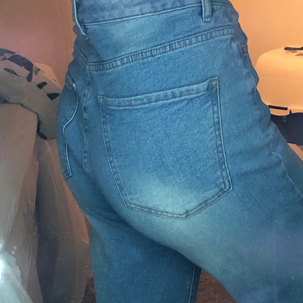 Mycket fina jeans från Kappahl men tyvärr passar dom inte mig. använda 2 ggr av en annan men helt nya i skicket. Jeansen är i st 36. Säljer dom för 350kr plus frakt då jag köpte dom för 500kr😊. Jeans & Byxor.