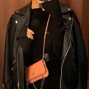 Rosa Zadig väska small - Säljer nu min fina lilla rosa Zadig väska införskaffad för ett år sen fortfarande i bra skick pris kan diskuteras vid snabb affär köparen står för frakten💕