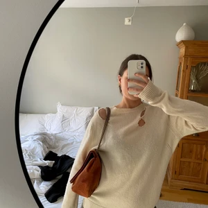 Zadig & Voltaire  - Funderar nu på att sälja min jättesnygga stickade tröja från Zadig. Snygga detaljer i form av hål och slitningar. Märkt storlek M, men sitter snyggt oversized på mig som vanligtvis har xs/s. 90% Kashmir! Skriv för fler bilder eller vid frågor💕 skickar såklart spårbart!